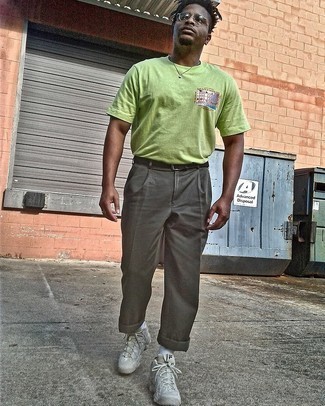 С чем носить золотую футболку с принтом мужчине