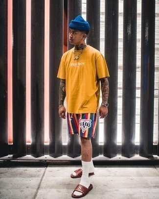 С чем носить золотую футболку с принтом мужчине