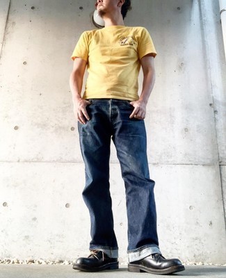 С чем носить золотую футболку с принтом мужчине