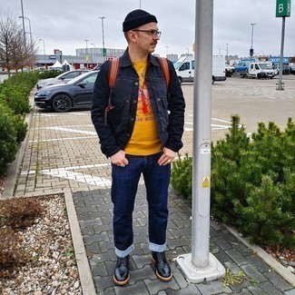 С чем носить золотую футболку с принтом мужчине