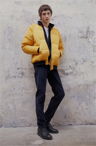 С чем носить золотую куртку-пуховик мужчине