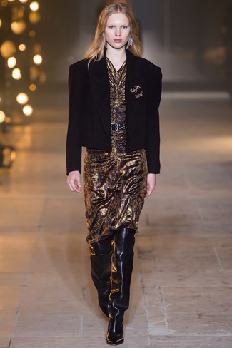 С чем носить золотое платье-футляр