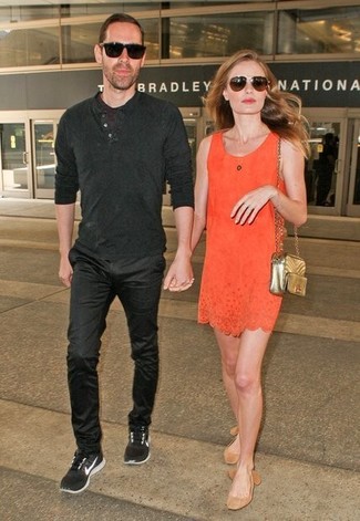 С чем носить золотое платье прямого кроя