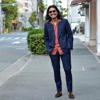 С чем носить золотые носки мужчине