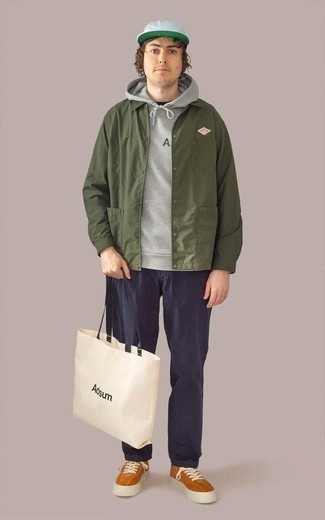 С чем носить золотые замшевые низкие кеды мужчине