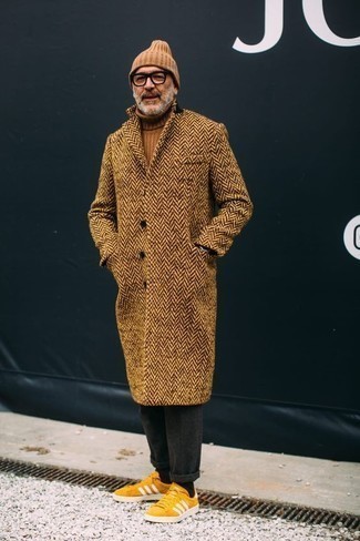 С чем носить золотые замшевые кеды мужчине