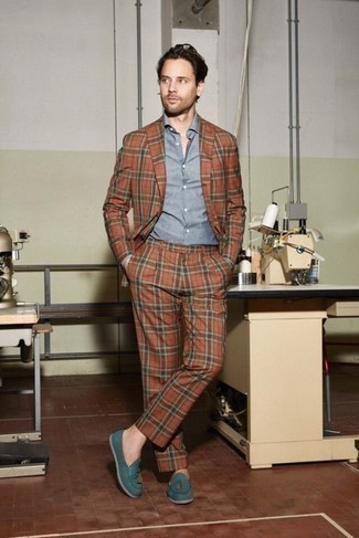 С чем носить золотой костюм