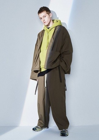 С чем носить золотой свитер мужчине