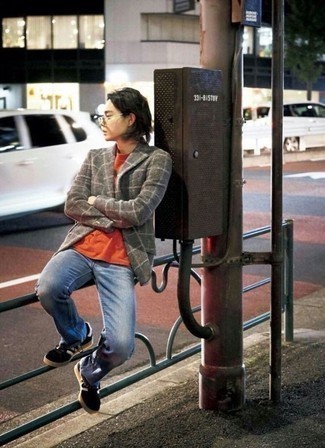 С чем носить золотую футболку мужчине