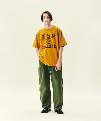 С чем носить золотую футболку мужчине