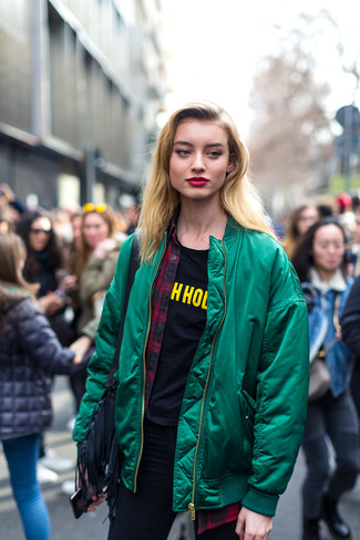 С чем носить зелено-красный бомбер женщине