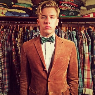 С чем носить зелено-красный галстук-бабочку мужчине