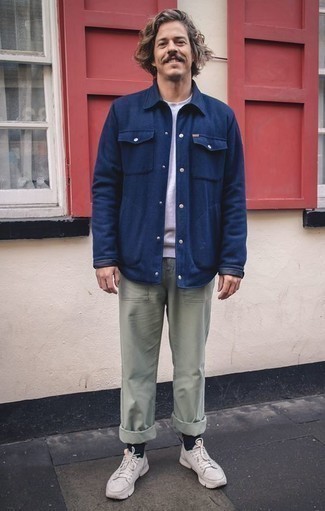 С чем носить зелено-красные брюки чинос