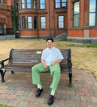 С чем носить зелено-красные брюки чинос