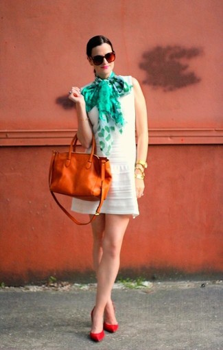 С чем носить зелено-красный шарф женщине