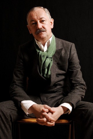 С чем носить зелено-красный шарф мужчине