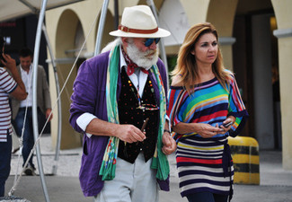 С чем носить зелено-красный шарф мужчине