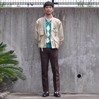 С чем носить зеленый трикотажный жилет с ромбами мужчине