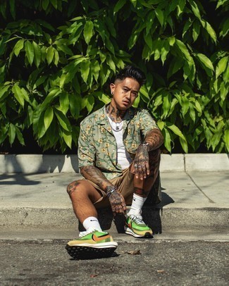 С чем носить зеленые кроссовки мужчине