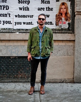 С чем носить зеленую полевую куртку с камуфляжным принтом