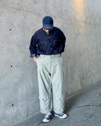 Какие низкие кеды носить с зелеными брюками карго