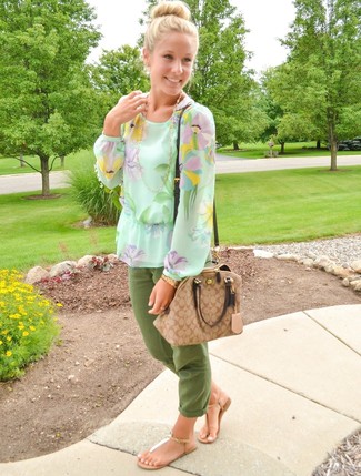 С чем носить зеленые брюки чинос женщине