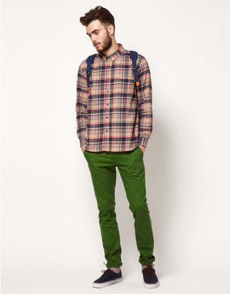 С чем носить зеленые брюки чинос