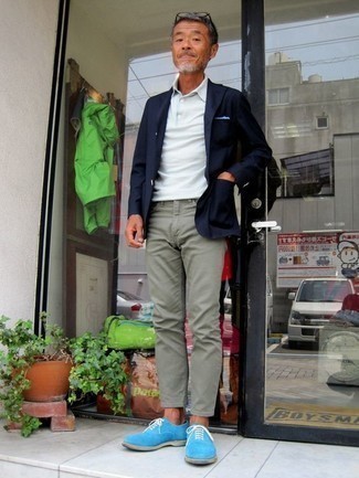 Как носить зеленые брюки чинос с темно-синим пиджаком