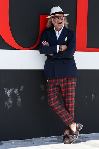 Как носить зеленые брюки чинос с темно-синим пиджаком