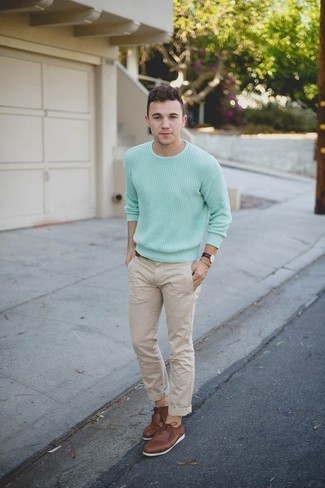 Какие брюки чинос носить с зеленым свитером с круглым вырезом