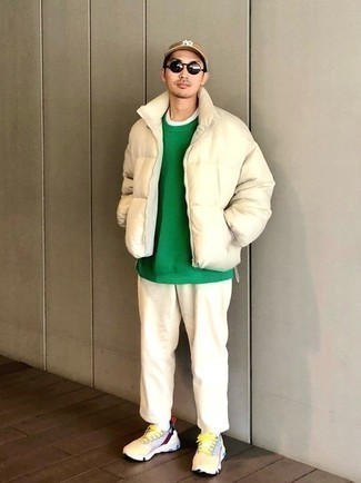 Какие брюки чинос носить с зеленым свитером с круглым вырезом