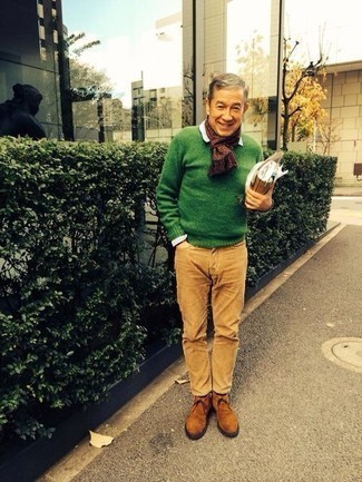 Какие ботинки дезерты носить с зеленым свитером с круглым вырезом