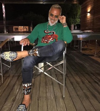 Какие джинсы носить с зеленым свитером с круглым вырезом мужчине