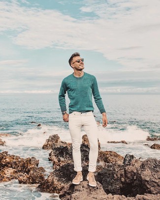 Какие джинсы носить с зеленым свитером с круглым вырезом мужчине