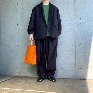 Как носить зеленый свитер с круглым вырезом с темно-синим костюмом