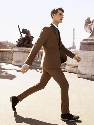 Какие костюмы носить с зеленым свитером с круглым вырезом