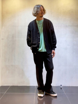 С чем носить зеленую футболку с круглым вырезом мужчине