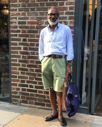 С чем носить зеленые джинсовые шорты мужчине