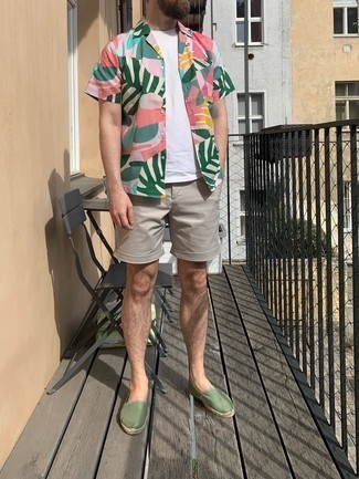 С чем носить зеленые эспадрильи мужчине