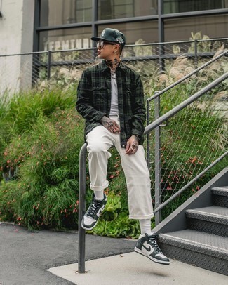 С чем носить зеленые высокие кеды мужчине