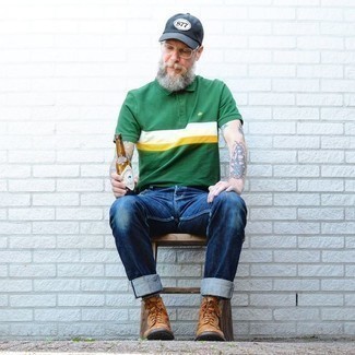 С чем носить зеленую футболку в горизонтальную полоску мужчине