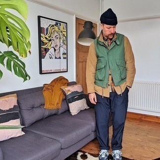 С чем носить зеленую куртку мужчине в стиле кэжуал