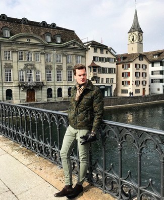 С чем носить зеленые джинсы мужчине