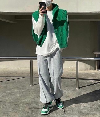 С чем носить зеленые кожаные высокие кеды мужчине