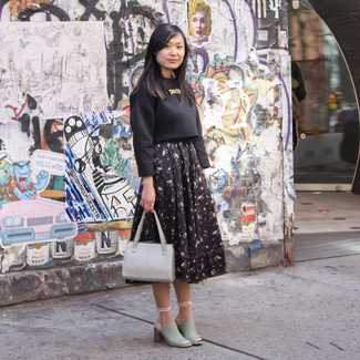 С чем носить зеленые кожаные сабо