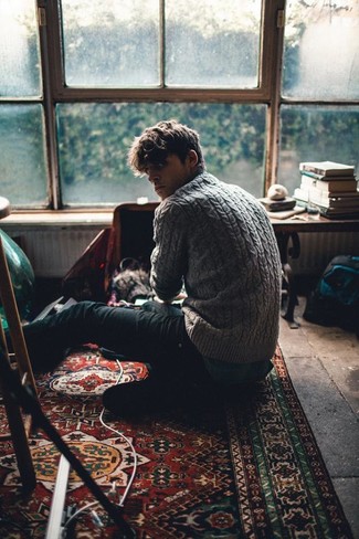 Какие вязаные свитера носить с зеленой рубашкой с длинным рукавом мужчине