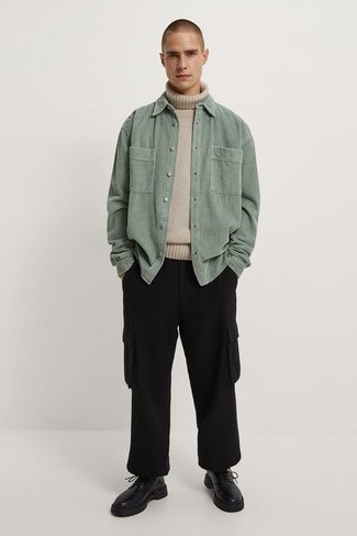 С чем носить зеленую рубашку с длинным рукавом мужчине