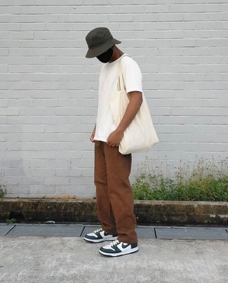 Какие брюки чинос носить с зелеными низкими кедами