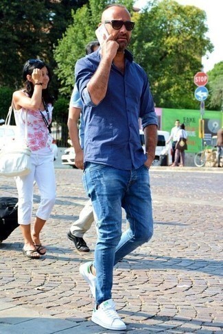 Какие джинсы носить с зелеными низкими кедами мужчине