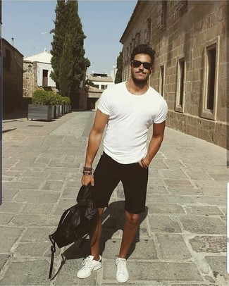 Какие шорты носить с зелеными низкими кедами мужчине